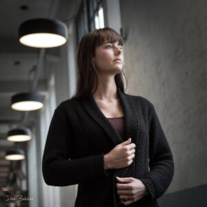 zakelijk portret van zelfverzekerde jonge zakenvrouw die weet wat ze wil