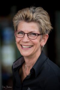 zakelijk portret met krachtige lachende uitstraling van enthousiaste horecamedewerker