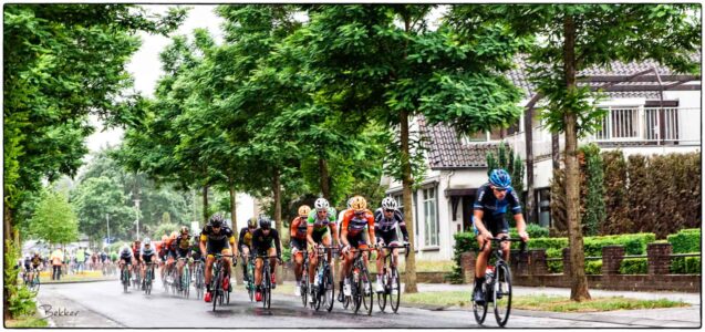 foto van grote groep wielrenners door de straten van zeddam