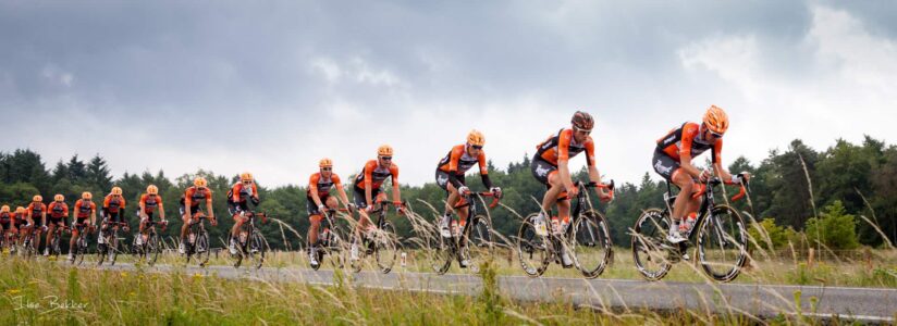 grote groep wielrenners fietsen samen tijdens nk wielrennen Montferland