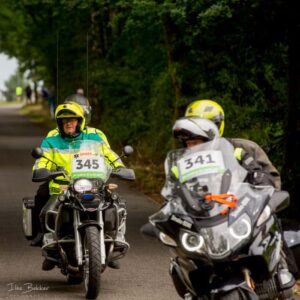 foto van begeleiders motoren tijdens nk wielrennen in Montferland