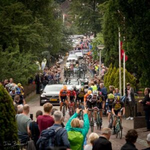 foto van beklimming muur van zeddam door groepje wielrenners tijdens nk Montferland