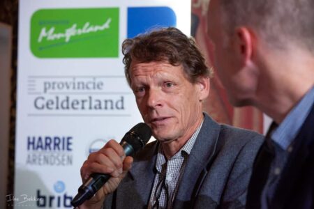 foto van spreker tijdens de introductie van de lopers voor de montferlandrun
