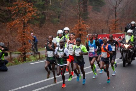 evenementfotografie Montferlandrun kopgroep van 9 man gevolgd door motoren met cameraman
