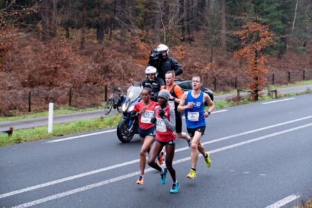 evenementfotografie Montferlandrun 4 renners bij elkaar, 2 vrouwen aan kop gevold door motor met cameraman
