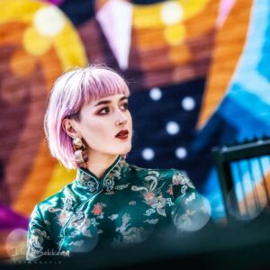 portret van jonge eigentijdse onbevangen vrouw voor gekleurde graffiti muur