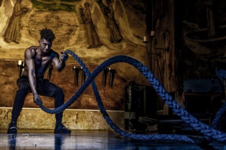 portretfotografie sterk beeld van jonge gespierde sporter met grote blauwe kabels bijzondere manier van fitness in het voormalig juvenaat zevenaar