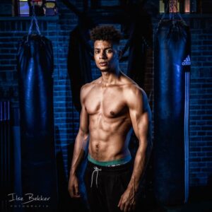 portretfotografie gespierde sporter in fitnesscentrum bijzondere manier van fitness in de kapel van het voormalig juvenaat zevenaar