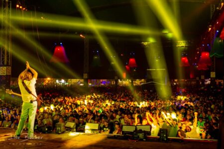 evenementfotografie publiek juicht de paloma's toe tijdens optreden in de megatent zwarte cross 2019