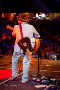 evenementfotografie foto van gitarist de paloma's tijdens optreden in de megatent zwarte cross 2019
