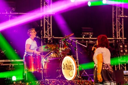 evenementfotografie foto van de drummer en zangeres van de paloma's tijdens hun optreden in de megatent zwarte cross 2019