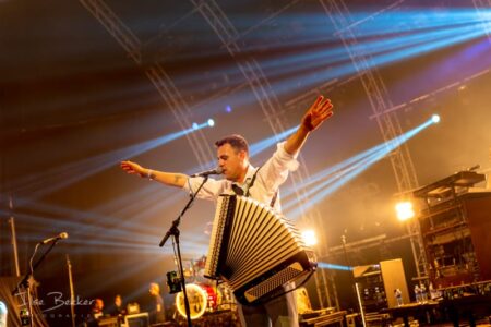 evenementfotografie foto van accordeonist van de paloma's tijdens optreden in megatent zwarte cross 2019