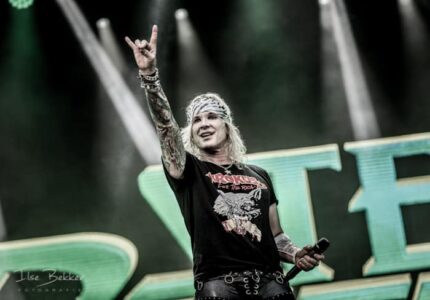 eventfotografie looking into the crowd and raising up his hand steel panther zwarte cross 2019