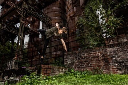 jonge free-runner gefotografeerd tijdens een sprong in het Landschaftpark in Duisburg