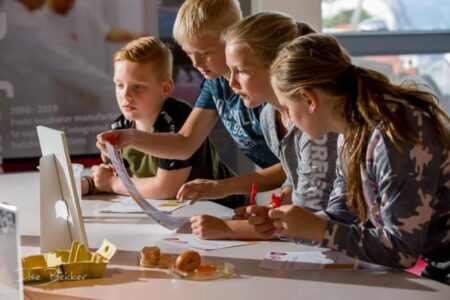 foto van jonge kinderen lerend van het internet