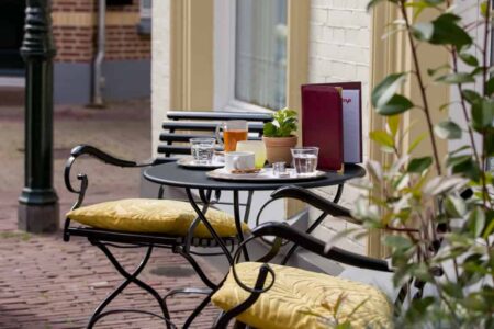 foto van sfeervol tafeltje voor 2 op terras