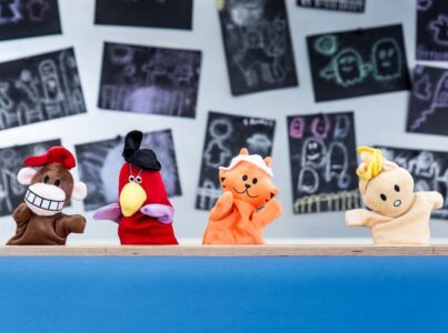 afbeelding van vier vingerpoppetjes naast elkaar achter een euro gemaakt voor een website voor een school