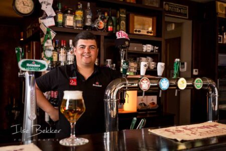foto van barkeeper in coronatijd
