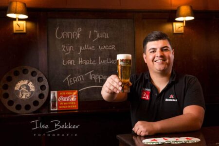 foto van barkeeper in coronatijd
