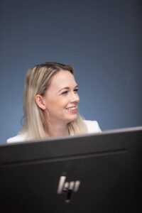 foto van jonge zakenvrouw achter laptop